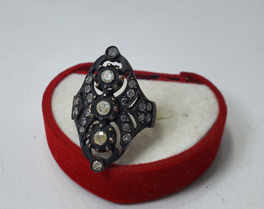 ÖZEL KESİM ELMAS TAŞLARLA SÜSLÜ ÖZEL YAPIM BÜYÜK BOY YÜZÜK