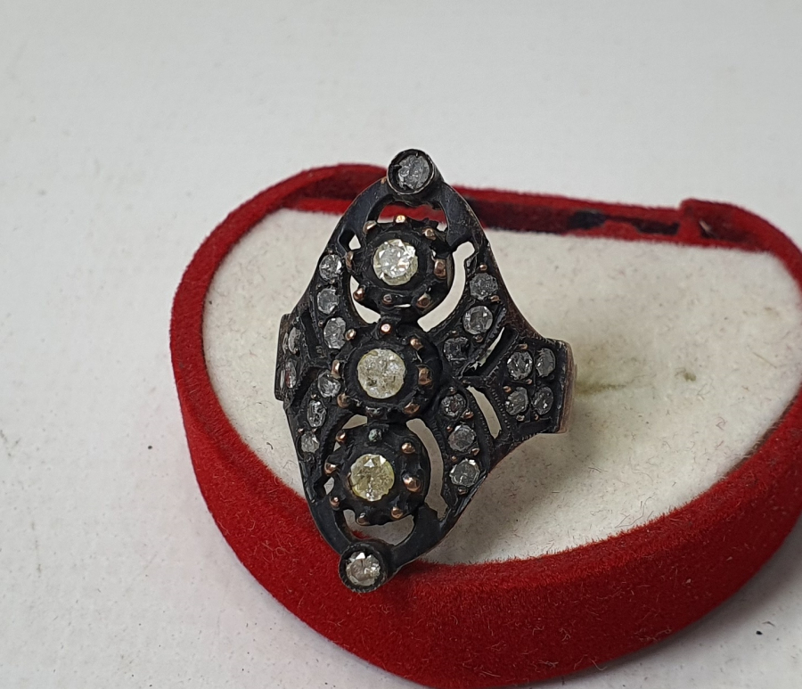 ÖZEL KESİM ELMAS TAŞLARLA SÜSLÜ ÖZEL YAPIM BÜYÜK BOY YÜZÜK