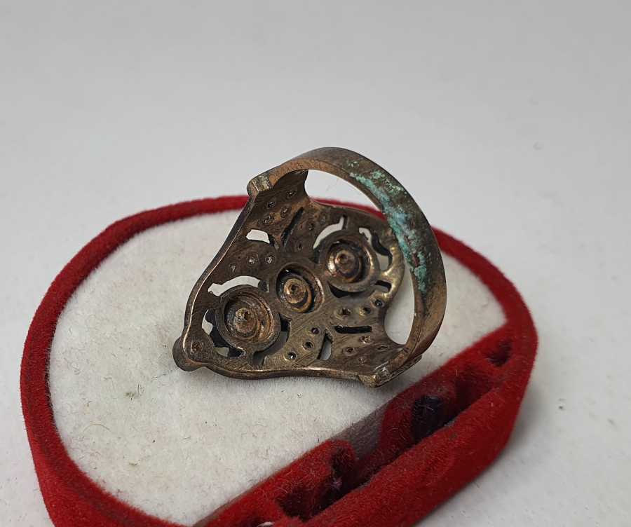 ÖZEL KESİM ELMAS TAŞLARLA SÜSLÜ ÖZEL YAPIM BÜYÜK BOY YÜZÜK