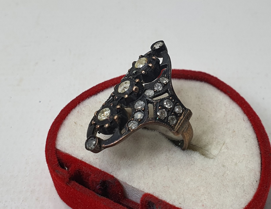 ÖZEL KESİM ELMAS TAŞLARLA SÜSLÜ ÖZEL YAPIM BÜYÜK BOY YÜZÜK