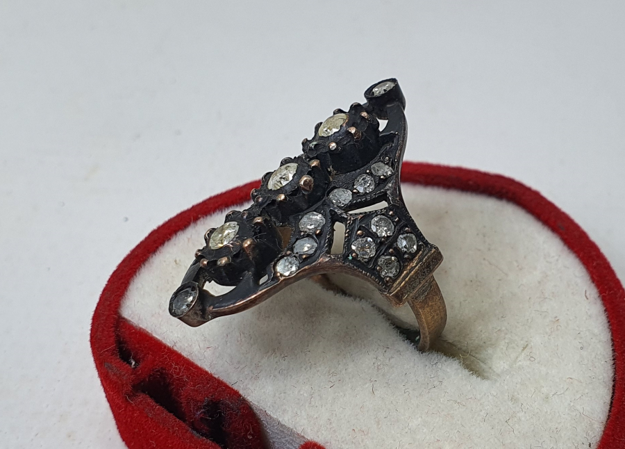 ÖZEL KESİM ELMAS TAŞLARLA SÜSLÜ ÖZEL YAPIM BÜYÜK BOY YÜZÜK