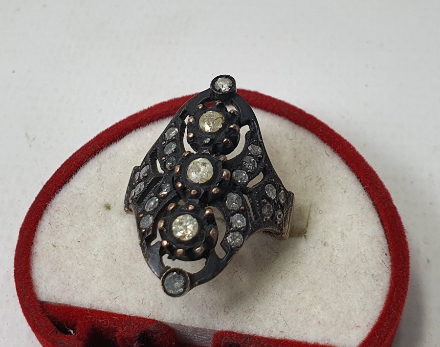 ÖZEL KESİM ELMAS TAŞLARLA SÜSLÜ ÖZEL YAPIM BÜYÜK BOY YÜZÜK