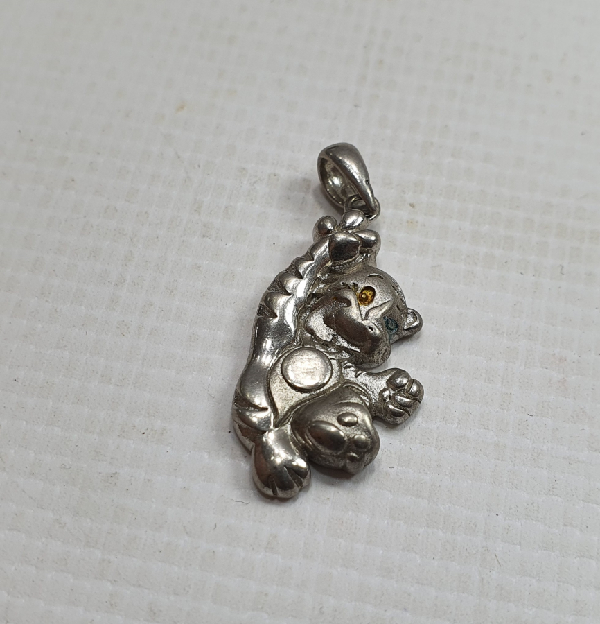 UÇAN KEDİ FORMUNDA GÜMÜŞ  KOLYE UCU