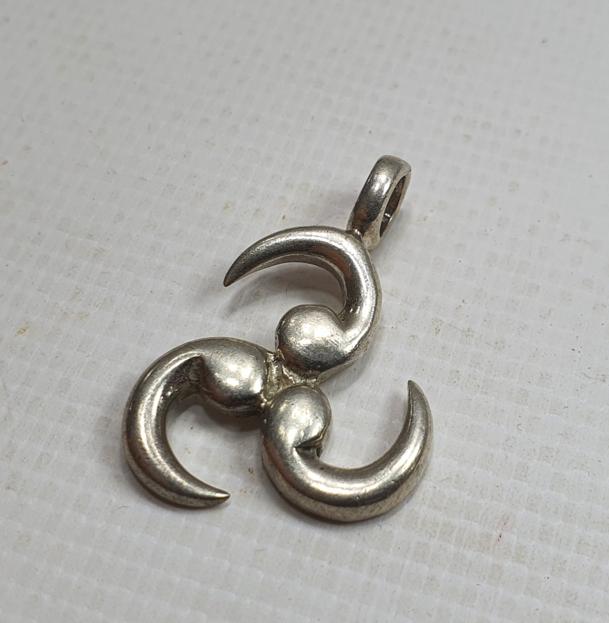 ÜZERİNDE 3 ADET VAV HARFİ BULUNAN GÜMÜŞ KOLYE