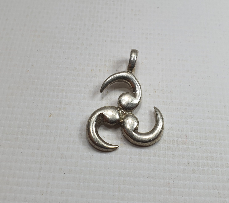 ÜZERİNDE 3 ADET VAV HARFİ BULUNAN GÜMÜŞ KOLYE