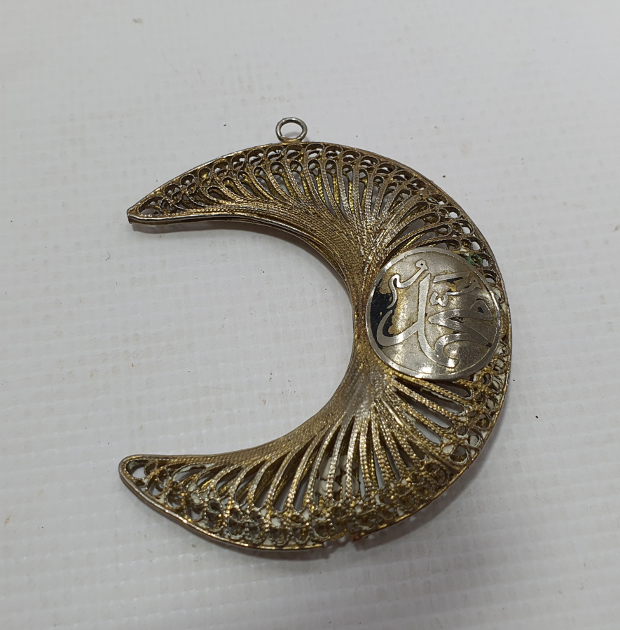 ÜZERİNDE ALLAH VE MUHAMMED YAZILI TELKARİ İŞÇİLİKLİ BÜYÜK BOY HİLAL KOLYE