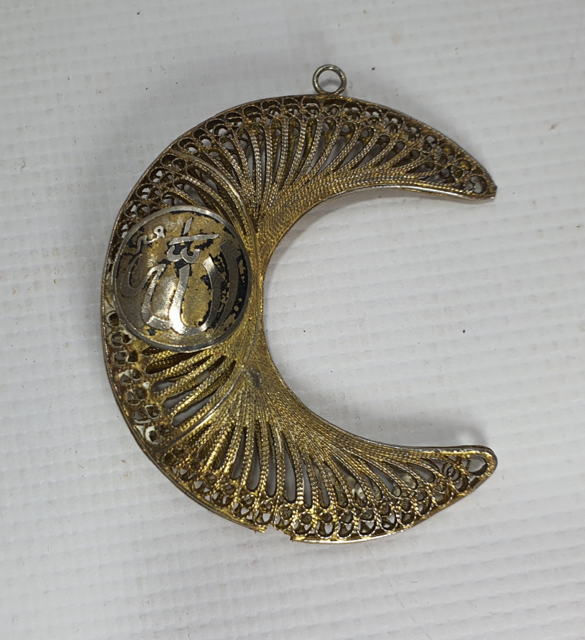 ÜZERİNDE ALLAH VE MUHAMMED YAZILI TELKARİ İŞÇİLİKLİ BÜYÜK BOY HİLAL KOLYE