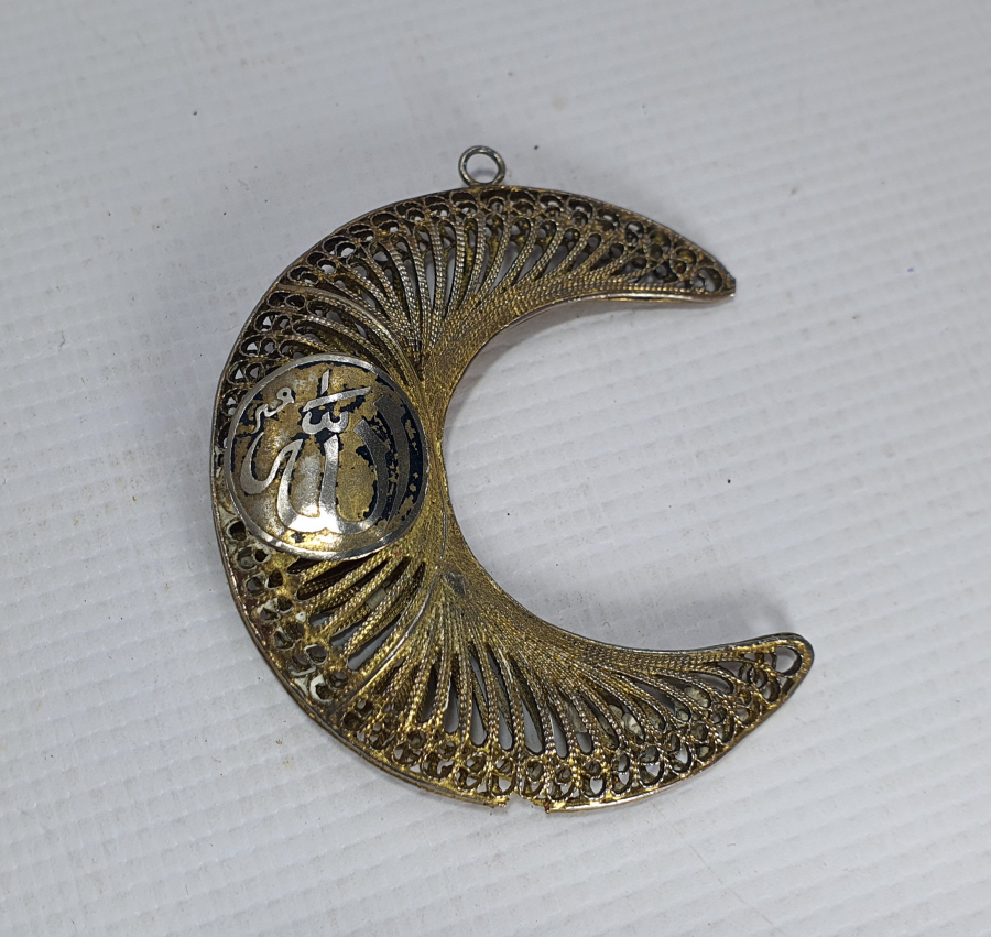 ÜZERİNDE ALLAH VE MUHAMMED YAZILI TELKARİ İŞÇİLİKLİ BÜYÜK BOY HİLAL KOLYE