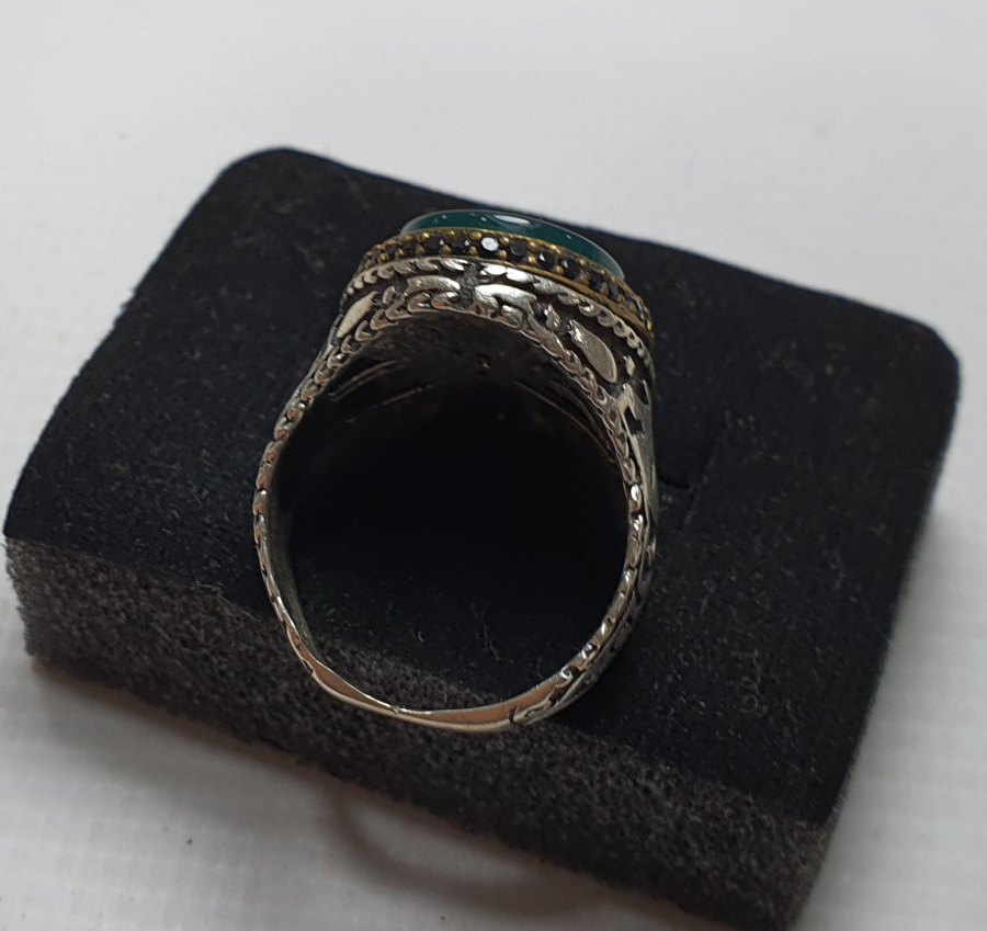 YAN KISIMLARINDA VAV VE MEVLEVİ DERVİŞLERİ BETİMLEMELİ YEŞİM TAŞLI YÜZÜK