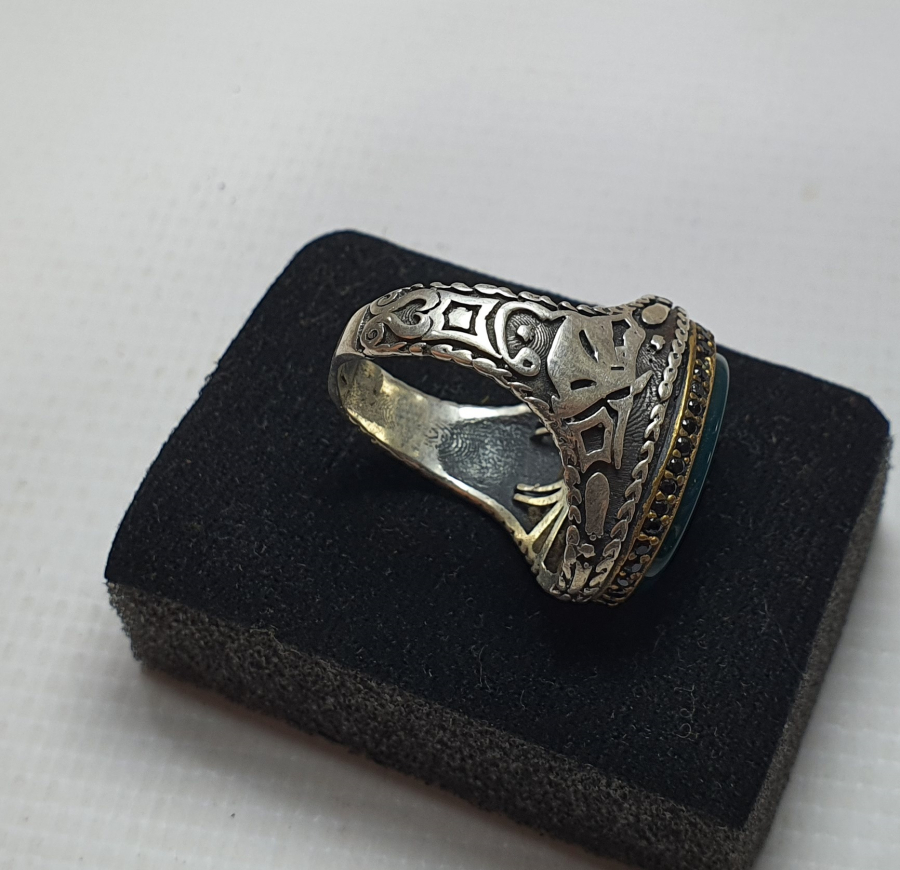 YAN KISIMLARINDA VAV VE MEVLEVİ DERVİŞLERİ BETİMLEMELİ YEŞİM TAŞLI YÜZÜK