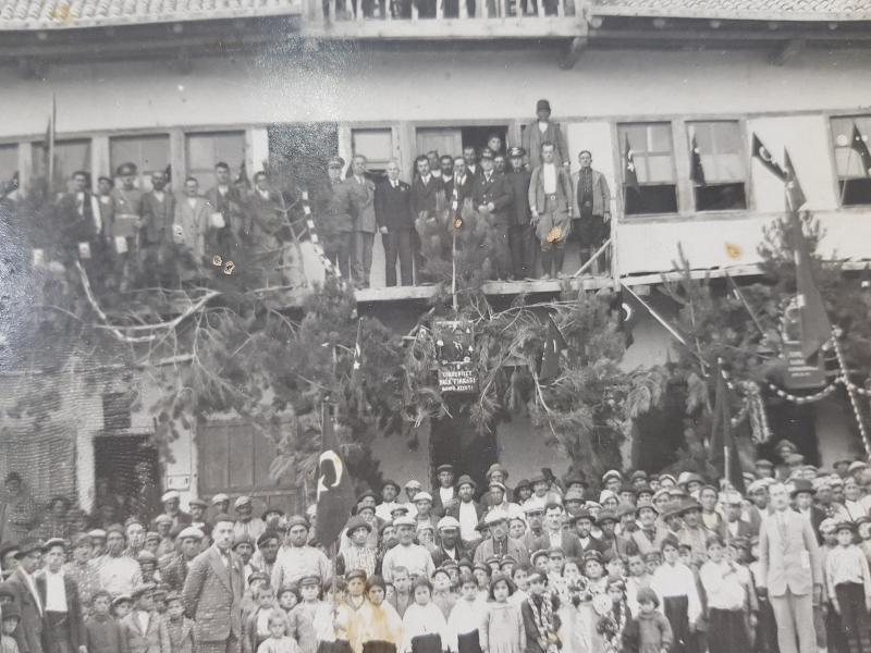 1930'LARDAN BAYRAM KUTLAMASI İKİ ADET PASPARTULU FOTOĞRAF