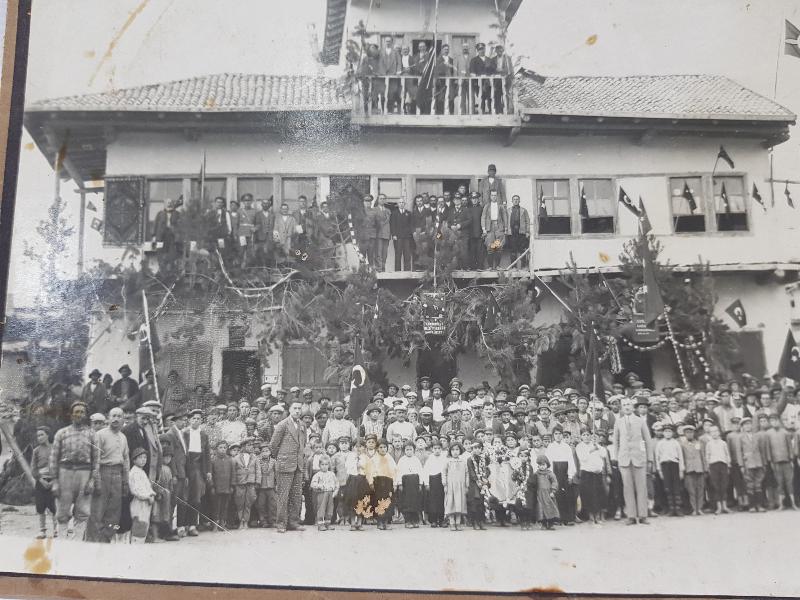 1930'LARDAN BAYRAM KUTLAMASI İKİ ADET PASPARTULU FOTOĞRAF