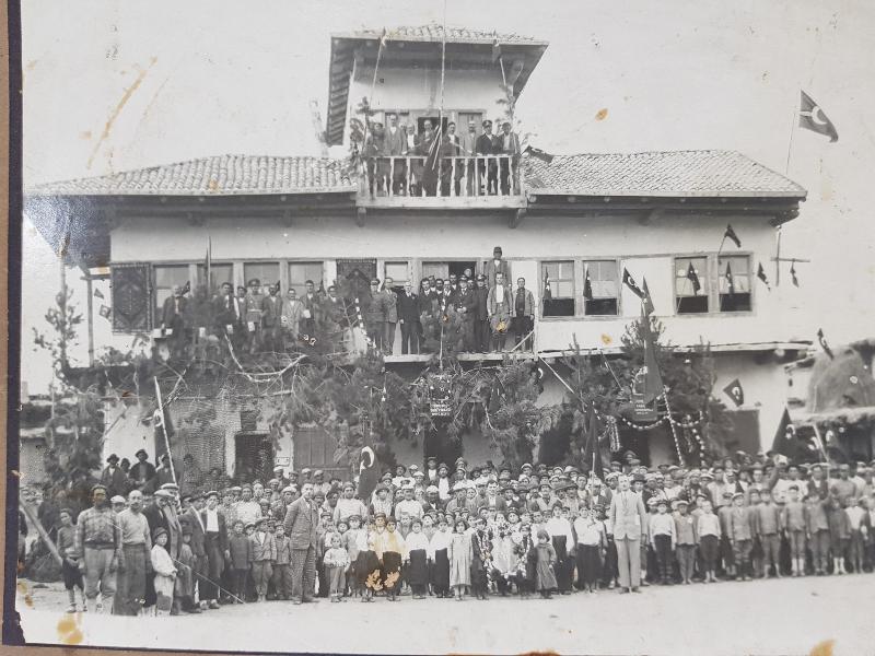 1930'LARDAN BAYRAM KUTLAMASI İKİ ADET PASPARTULU FOTOĞRAF
