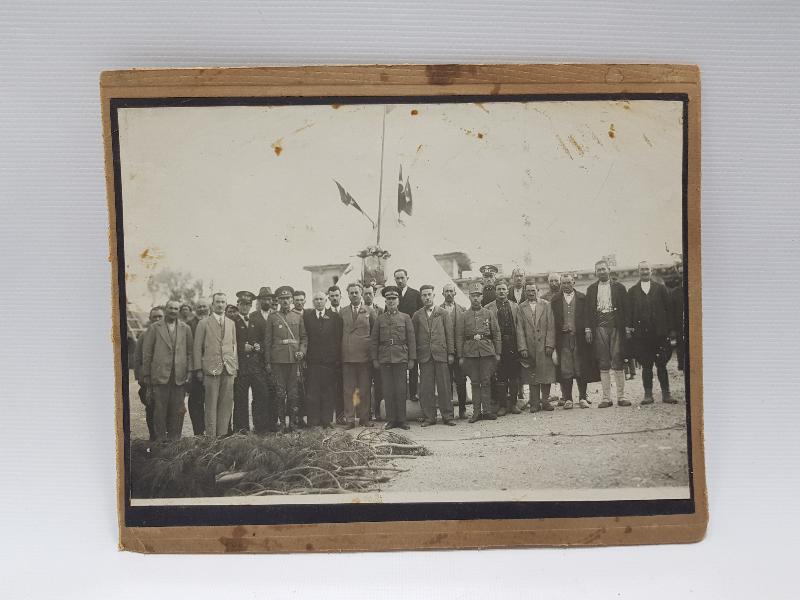 1930'LARDAN BAYRAM KUTLAMASI İKİ ADET PASPARTULU FOTOĞRAF