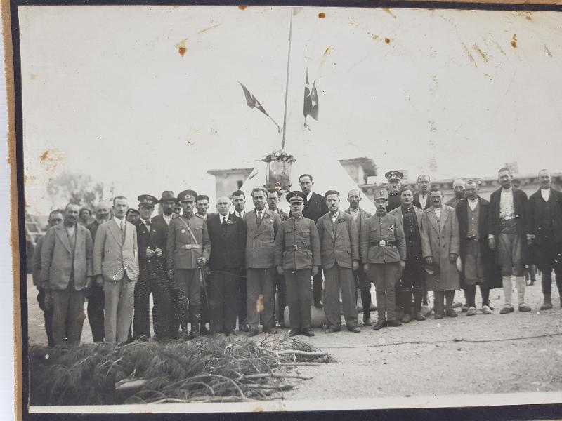 1930'LARDAN BAYRAM KUTLAMASI İKİ ADET PASPARTULU FOTOĞRAF