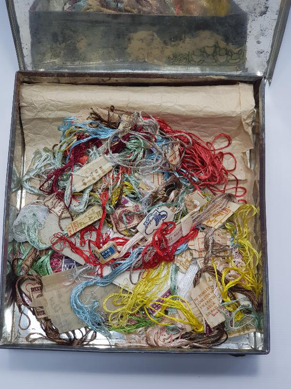 BİR KUTU İPEK İPLİK 