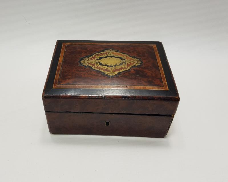 KUTUSUNDA FİLDİŞİ BİÇKİ DİKİŞ SETİ 