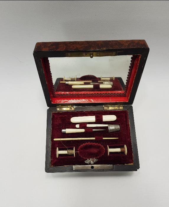 KUTUSUNDA FİLDİŞİ BİÇKİ DİKİŞ SETİ 