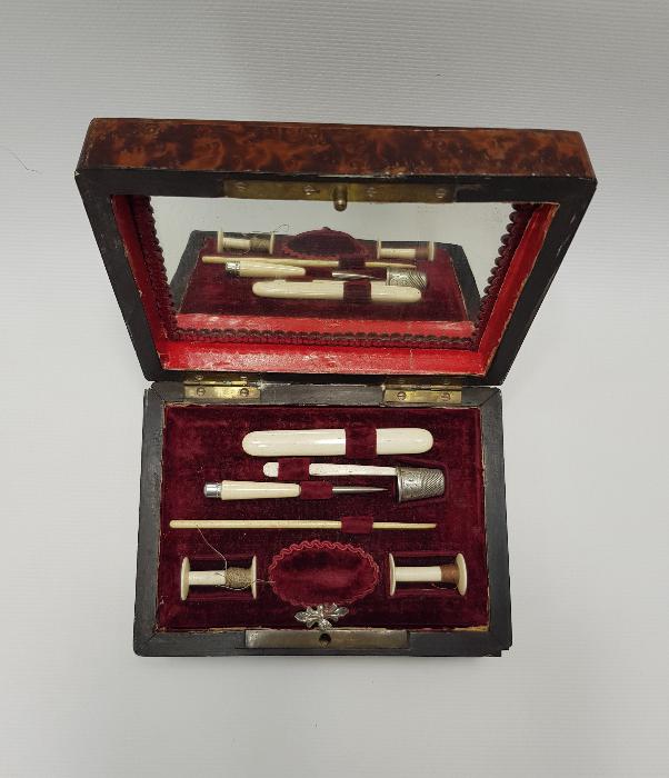 KUTUSUNDA FİLDİŞİ BİÇKİ DİKİŞ SETİ 