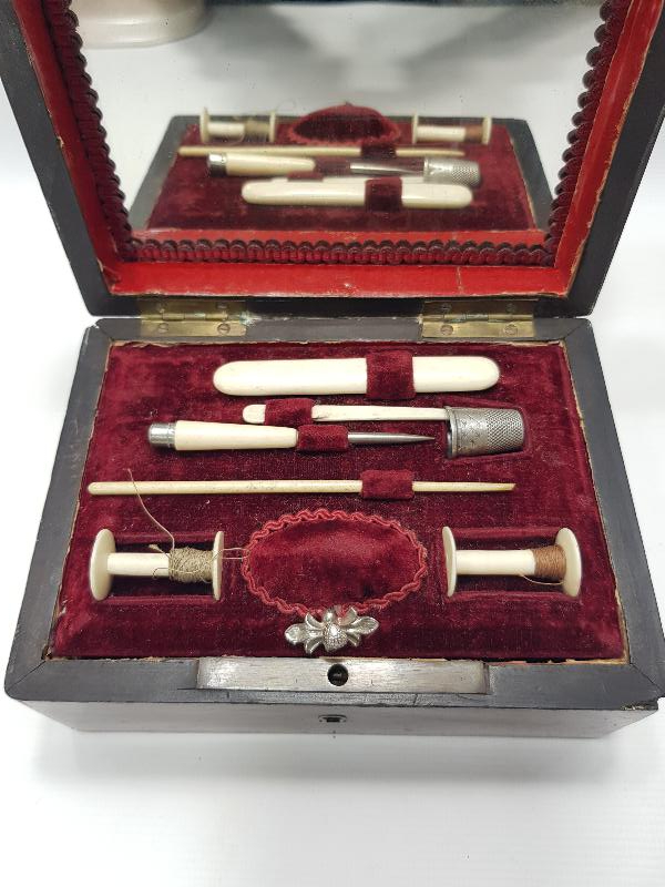 KUTUSUNDA FİLDİŞİ BİÇKİ DİKİŞ SETİ 