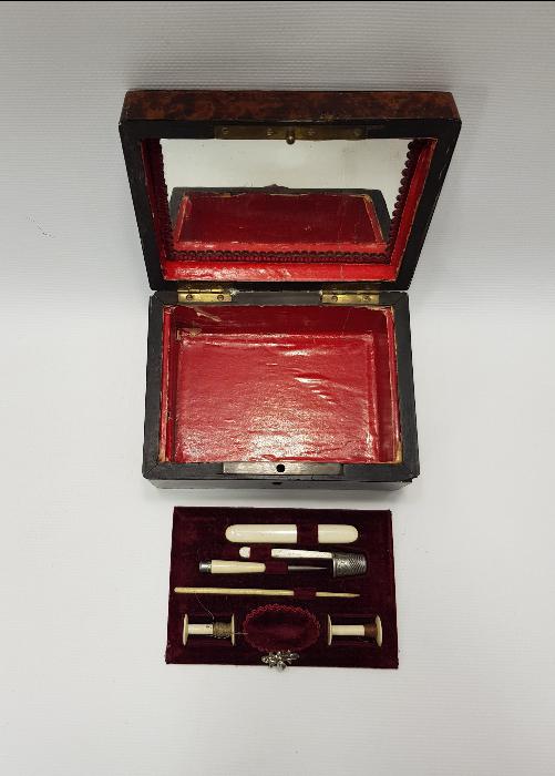 KUTUSUNDA FİLDİŞİ BİÇKİ DİKİŞ SETİ 