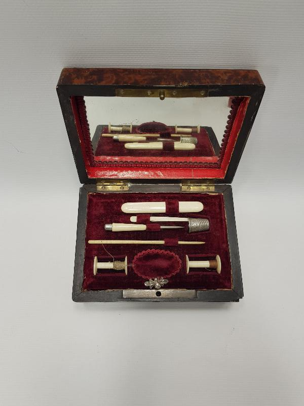 KUTUSUNDA FİLDİŞİ BİÇKİ DİKİŞ SETİ 