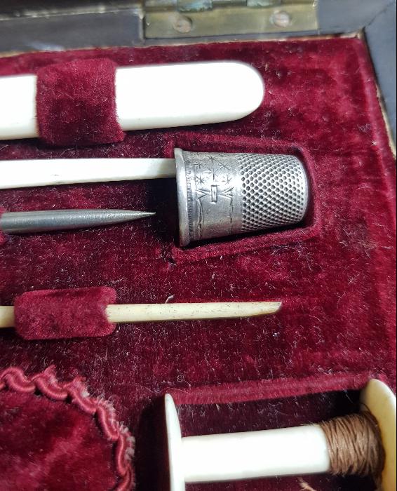 KUTUSUNDA FİLDİŞİ BİÇKİ DİKİŞ SETİ 