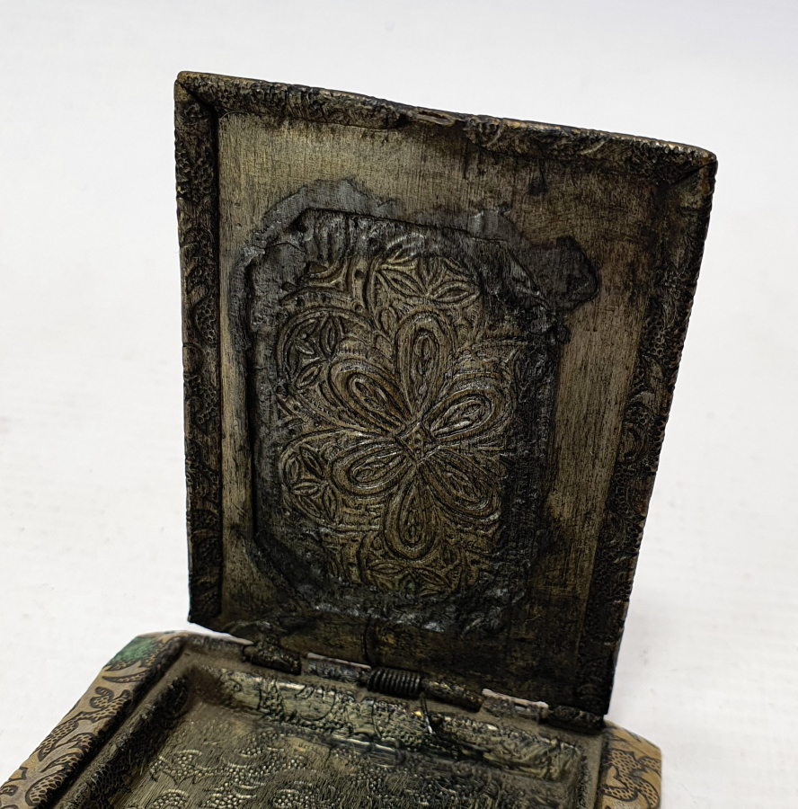 1900 BAŞLARI ÜZERİ TAŞLI NADİR FORMDA ENFİYE KUTUSU