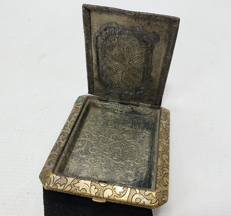 1900 BAŞLARI ÜZERİ TAŞLI NADİR FORMDA ENFİYE KUTUSU