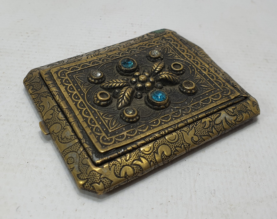 1900 BAŞLARI ÜZERİ TAŞLI NADİR FORMDA ENFİYE KUTUSU