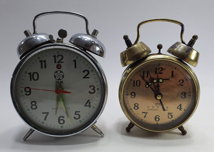 2 ADET ÇALIŞIR DURUMDA ANTİKA MASA SAATİ