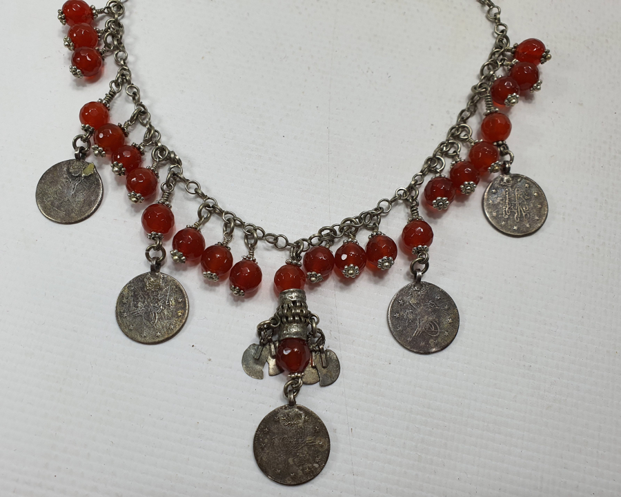 FASETALI AKİKLERDEN VE OSMANLI PARALARINDAN OLUŞAN AŞIK ZİNCİRLİ VE GÜVERCİN SÜSLÜ GERDANLIK