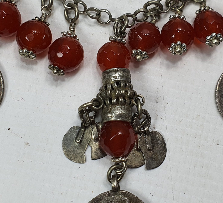 FASETALI AKİKLERDEN VE OSMANLI PARALARINDAN OLUŞAN AŞIK ZİNCİRLİ VE GÜVERCİN SÜSLÜ GERDANLIK