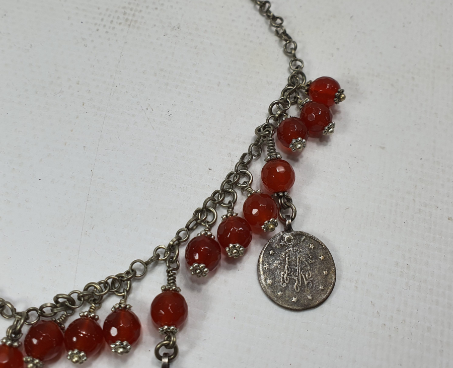 FASETALI AKİKLERDEN VE OSMANLI PARALARINDAN OLUŞAN AŞIK ZİNCİRLİ VE GÜVERCİN SÜSLÜ GERDANLIK