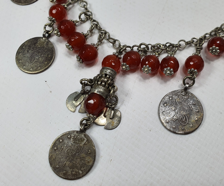 FASETALI AKİKLERDEN VE OSMANLI PARALARINDAN OLUŞAN AŞIK ZİNCİRLİ VE GÜVERCİN SÜSLÜ GERDANLIK