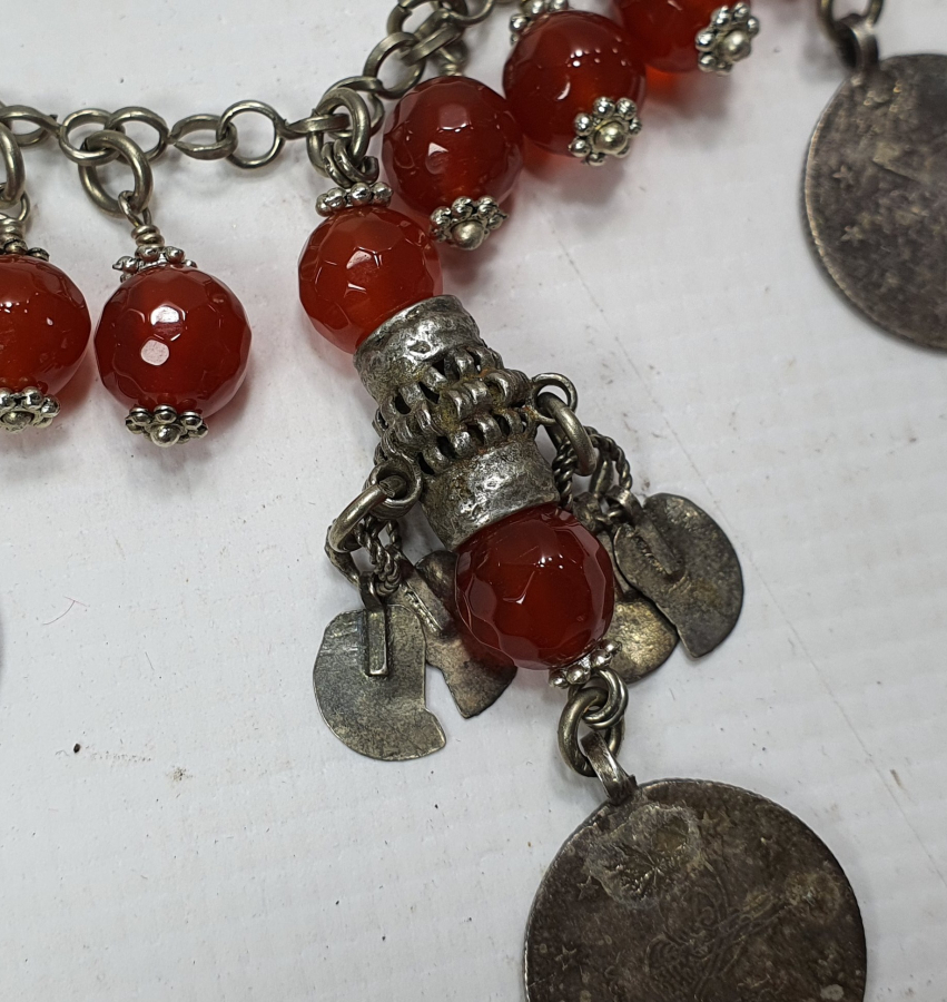 FASETALI AKİKLERDEN VE OSMANLI PARALARINDAN OLUŞAN AŞIK ZİNCİRLİ VE GÜVERCİN SÜSLÜ GERDANLIK