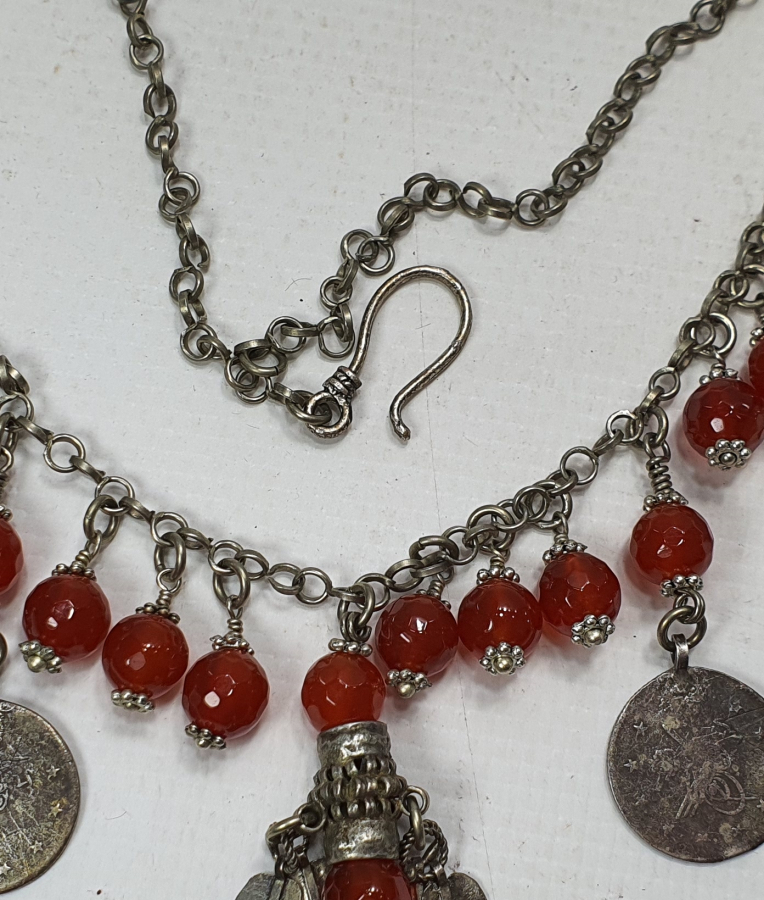 FASETALI AKİKLERDEN VE OSMANLI PARALARINDAN OLUŞAN AŞIK ZİNCİRLİ VE GÜVERCİN SÜSLÜ GERDANLIK