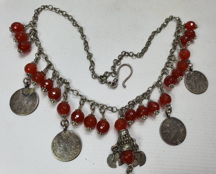 FASETALI AKİKLERDEN VE OSMANLI PARALARINDAN OLUŞAN AŞIK ZİNCİRLİ VE GÜVERCİN SÜSLÜ GERDANLIK