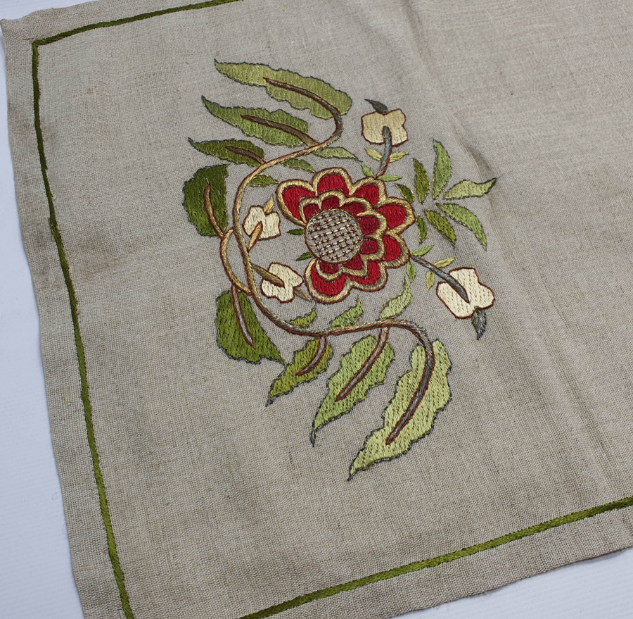 GÜMÜŞ SIRMA İŞÇİLİKLİ ANTİKA HAVLU TAKIMI