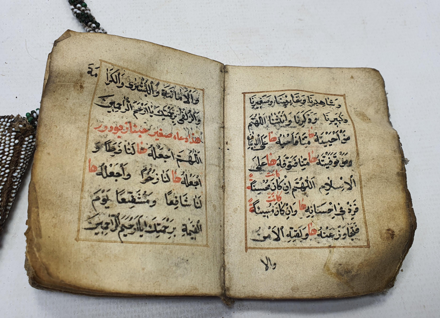 OSMANLI DÖNEMİ İÇİNDE EL YAZMA ENAM-I ŞERİFİ BULUNAN BONCUK İŞLİ ENAM KABI