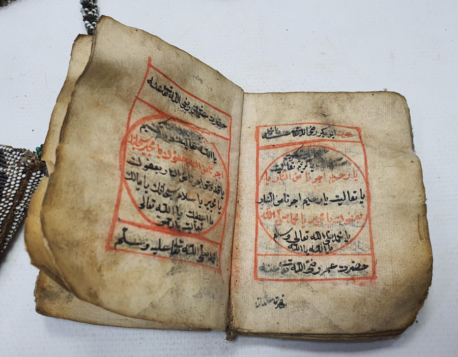 OSMANLI DÖNEMİ İÇİNDE EL YAZMA ENAM-I ŞERİFİ BULUNAN BONCUK İŞLİ ENAM KABI