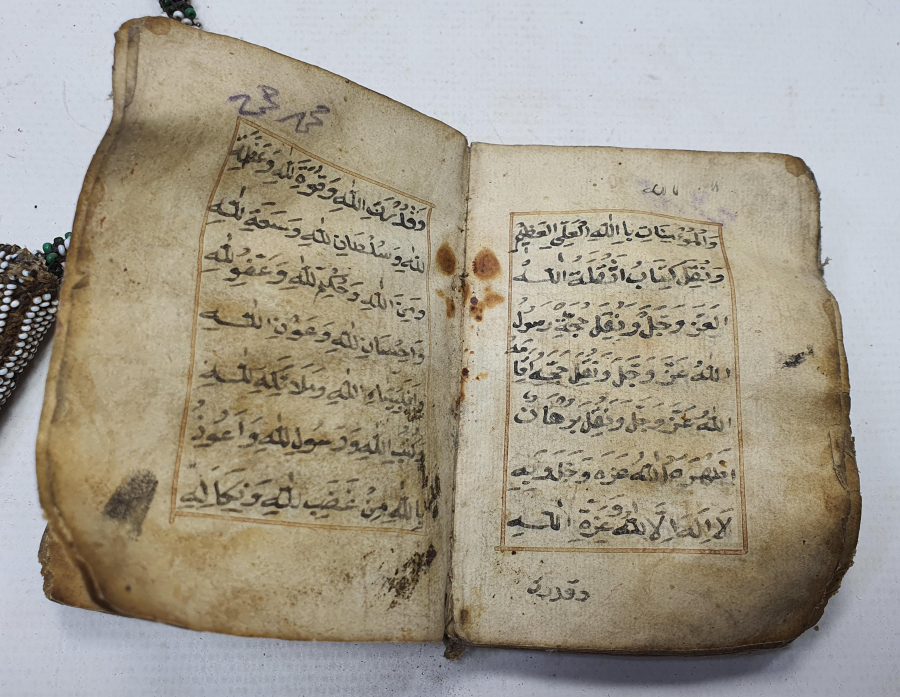 OSMANLI DÖNEMİ İÇİNDE EL YAZMA ENAM-I ŞERİFİ BULUNAN BONCUK İŞLİ ENAM KABI