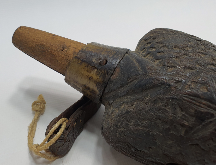 OSMANLI DÖNEMİ ÜZERİ İŞLEMELİ AHŞAP KALE TÜFEĞİ BARUTLUĞU