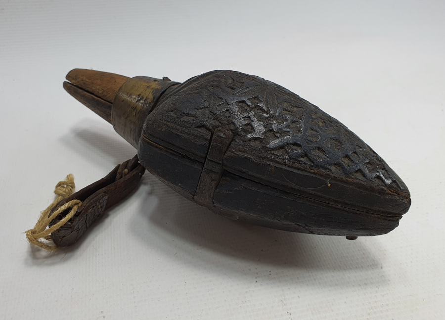 OSMANLI DÖNEMİ ÜZERİ İŞLEMELİ AHŞAP KALE TÜFEĞİ BARUTLUĞU