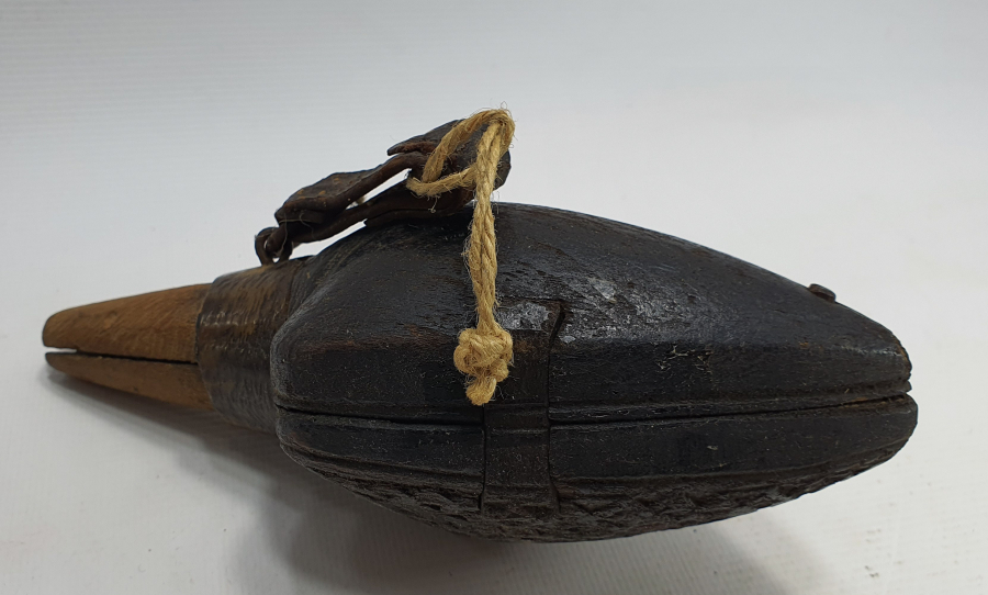 OSMANLI DÖNEMİ ÜZERİ İŞLEMELİ AHŞAP KALE TÜFEĞİ BARUTLUĞU