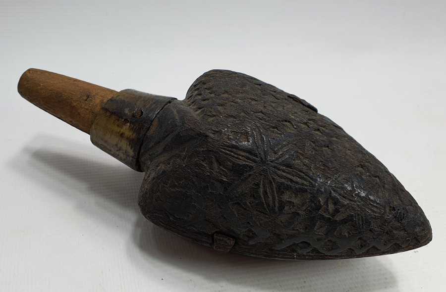 OSMANLI DÖNEMİ ÜZERİ İŞLEMELİ AHŞAP KALE TÜFEĞİ BARUTLUĞU