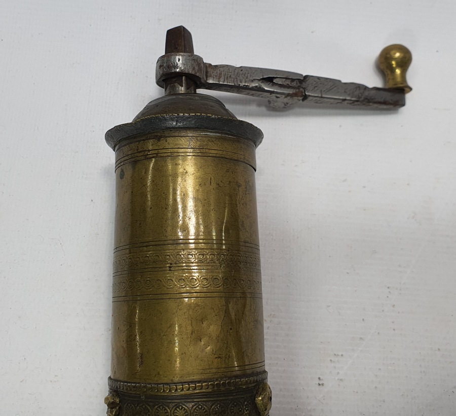 OSMANLI DÖNEMİ ÜZERİNDE OSMANLI DEVLET ARMASI VE İBRANİCE YAZI BULUNAN KAHVE DEĞİRMENİ 