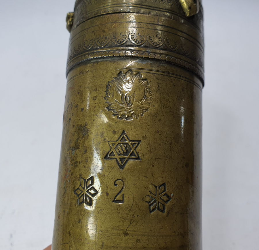 OSMANLI DÖNEMİ ÜZERİNDE OSMANLI DEVLET ARMASI VE İBRANİCE YAZI BULUNAN KAHVE DEĞİRMENİ 