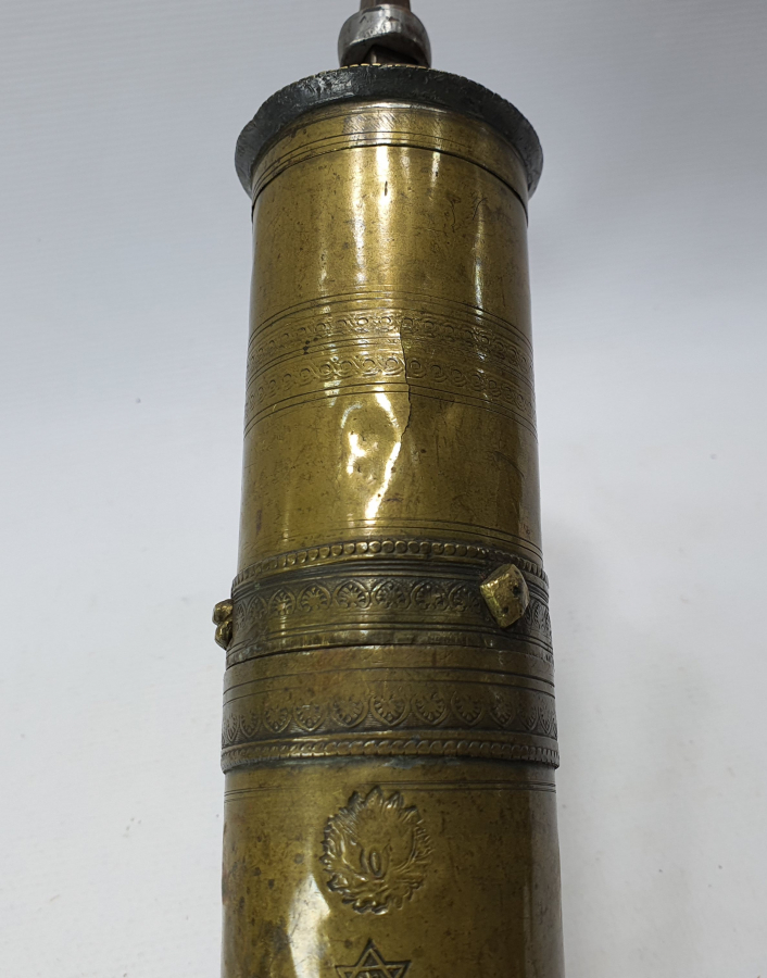 OSMANLI DÖNEMİ ÜZERİNDE OSMANLI DEVLET ARMASI VE İBRANİCE YAZI BULUNAN KAHVE DEĞİRMENİ 