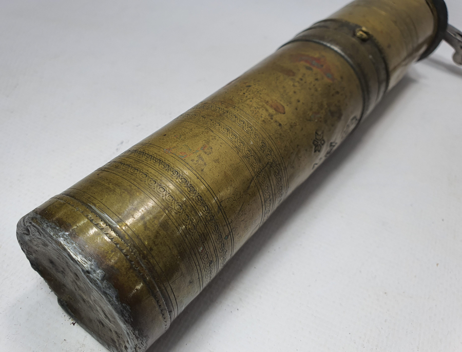 OSMANLI DÖNEMİ ÜZERİNDE OSMANLI DEVLET ARMASI VE İBRANİCE YAZI BULUNAN KAHVE DEĞİRMENİ 